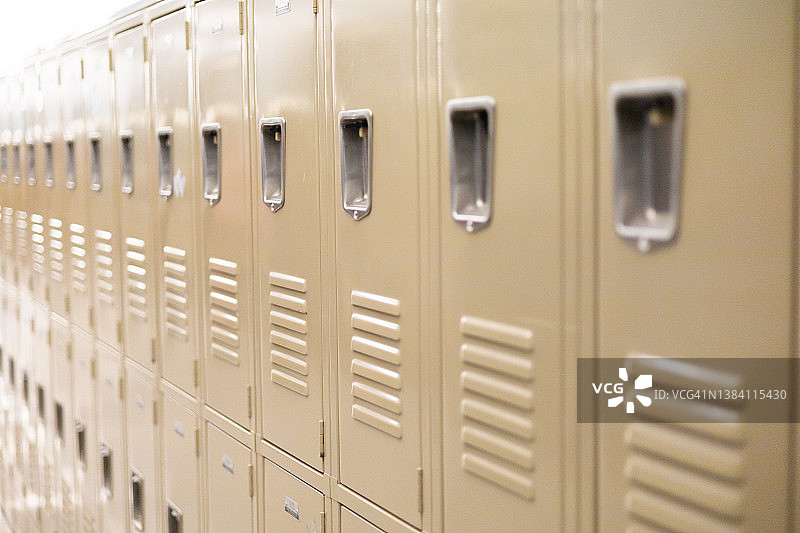 一排传统金属学校储物柜的递减透视图片素材