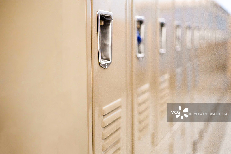 一排传统金属学校储物柜的递减透视图片素材