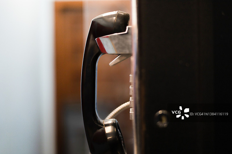 学校建筑内老式公用付费电话的侧面图图片素材