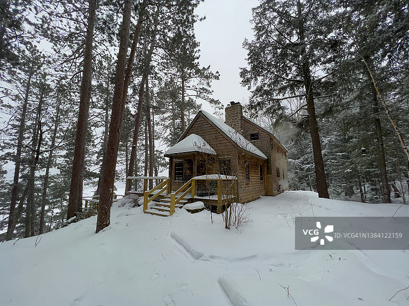 湖畔森林中的乡村风小屋图片素材