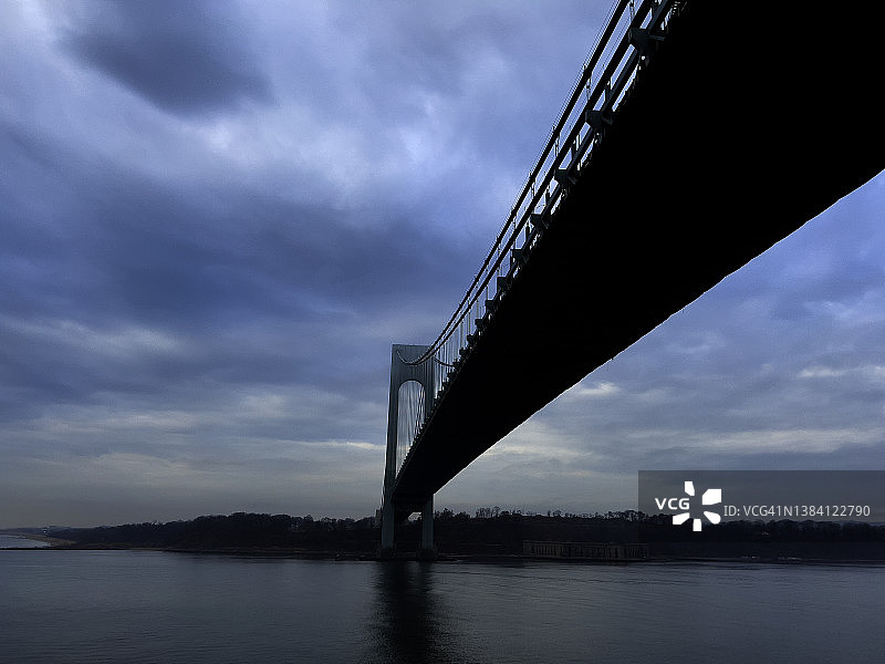 戏剧性云层下的韦拉扎诺海峡大桥图片素材