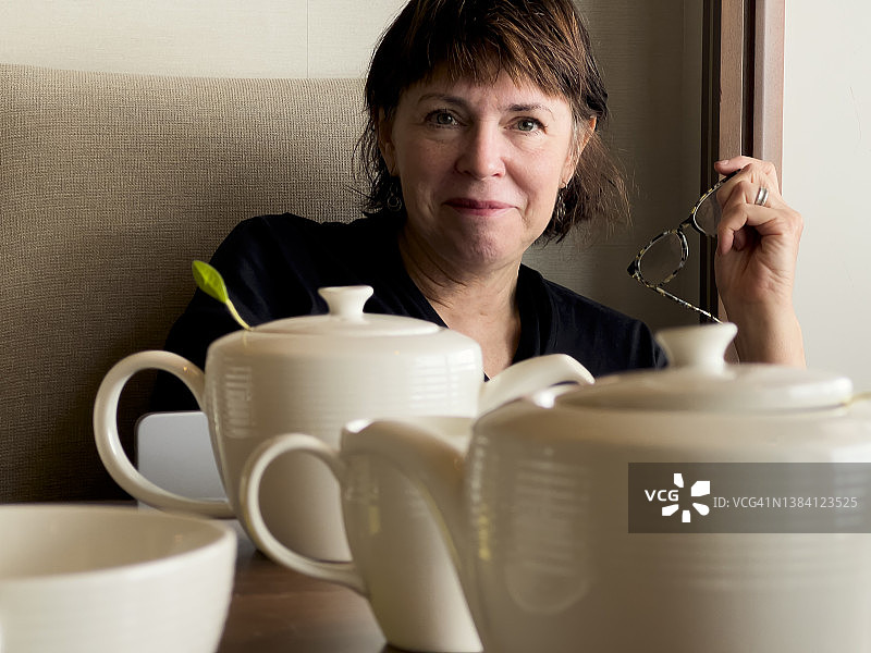 中年妇女微笑看着镜头图片素材