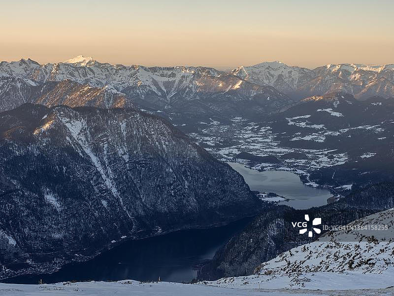 哈尔施塔特和哈尔施塔特湖的冬季景观，克里彭施泰因，萨尔茨卡默古特，上奥地利州，奥地利图片素材