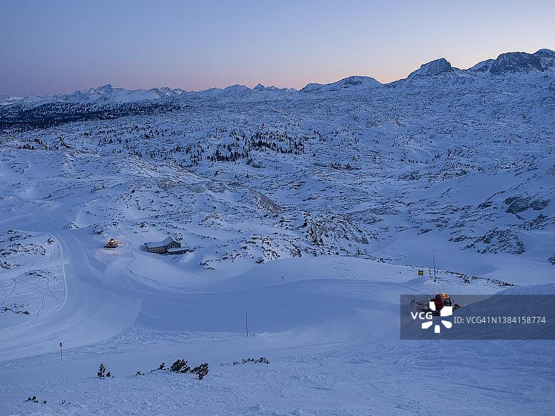 奥地利克里彭施泰因滑雪道上的压雪车图片素材