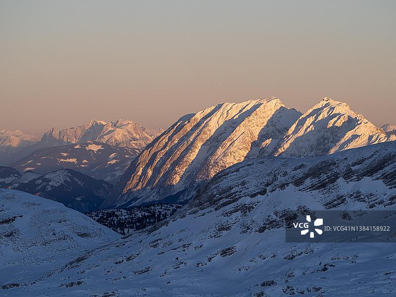 奥地利上奥地利州萨尔茨卡默古特克里彭斯坦眺望格里明峰的日落时分的傍晚灯光图片素材