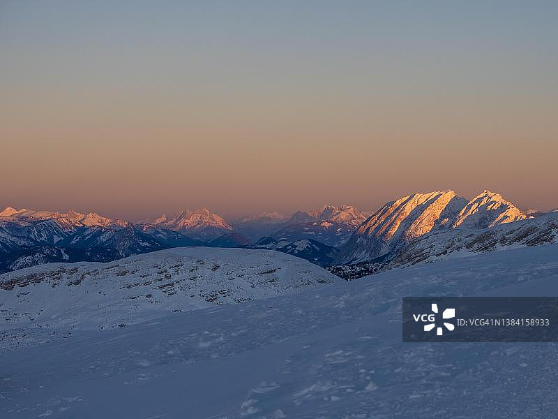 奥地利上奥地利州萨尔茨卡默古特克里彭斯坦眺望格里明峰的日落时分的傍晚灯光图片素材