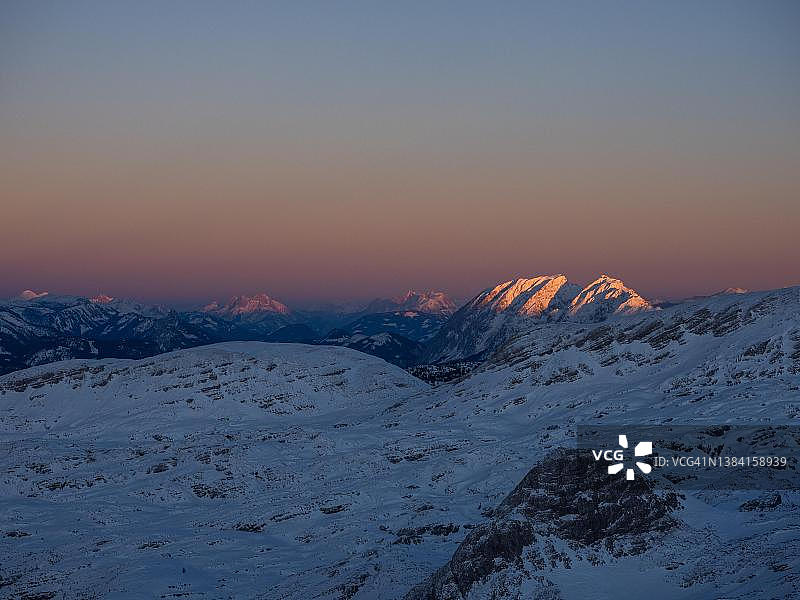 奥地利上奥地利州萨尔茨卡默古特克里彭斯坦眺望格里明峰的日落时分的傍晚灯光图片素材