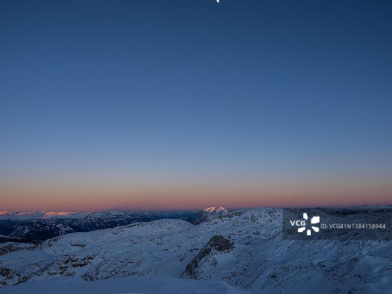 奥地利上奥地利州萨尔茨卡默古特克里彭斯坦眺望格里明峰的日落时分的傍晚灯光图片素材