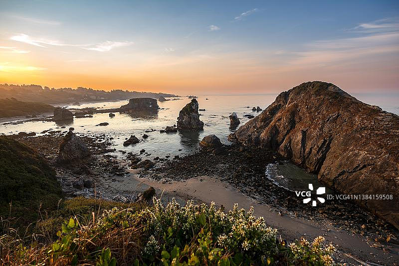 哈里斯海滩州立公园日出时分的海景和沙滩岩石，美国俄勒冈州布鲁金斯图片素材