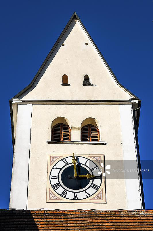 带有钟表的教堂塔楼，圣布莱西乌斯和亚历山大教堂，阿尔图斯里德，阿尔高，巴伐利亚，德国图片素材