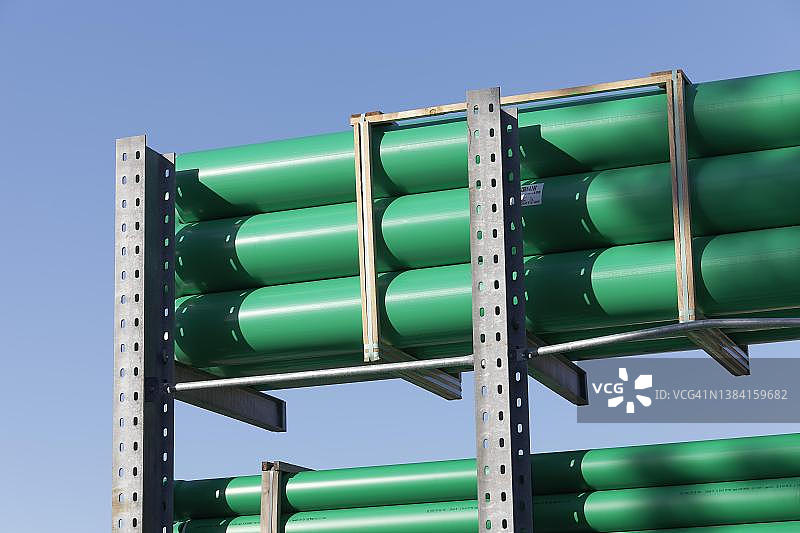 仓库中用于建筑材料的绿色塑料污水管,德国北莱茵-威斯特法伦州鲁尔区米尔海姆土木工程污水管道图片素材
