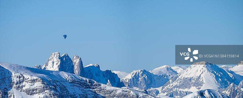 飞越阿尔卑斯雪山的热气球，奥地利上奥地利州克里彭施泰因观景点图片素材