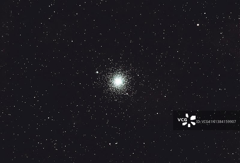 德国巴伐利亚北部星空中的猎犬座球状星团M3图片素材