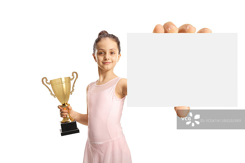 身穿粉色连衣裙，手持金色奖杯和空白纸板的芭蕾舞演员图片素材