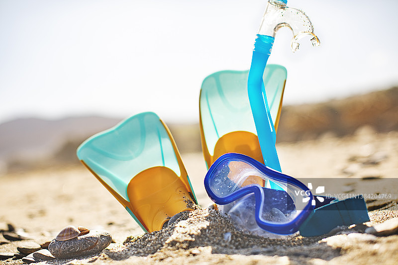 海滩上的脚蹼、潜水面罩和呼吸管图片素材