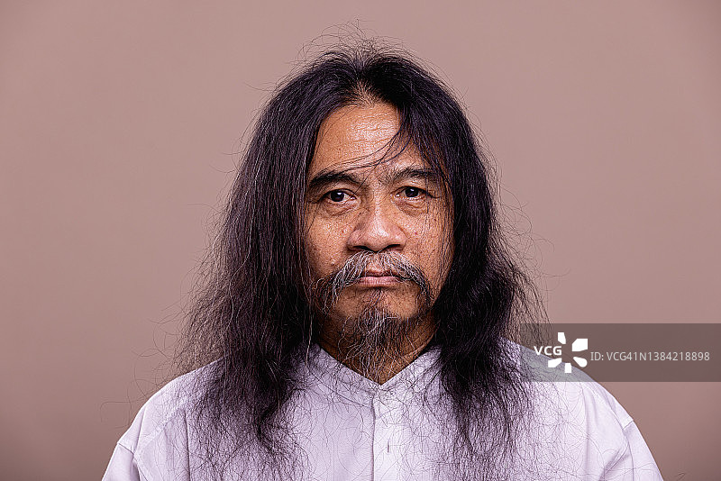 长发亚洲成熟男人像图片素材