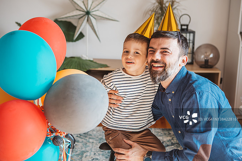 可爱的幼儿庆祝生日图片素材