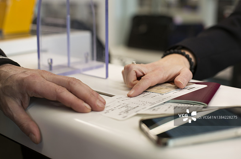 在机场办理登机手续图片素材