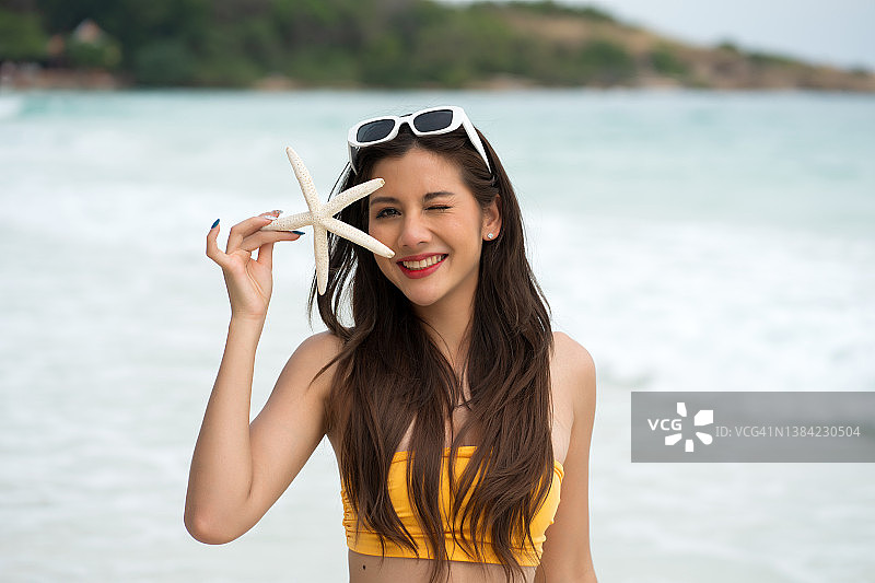 泰国热带海滩岛屿上的比基尼亚洲女性 портрет图片素材