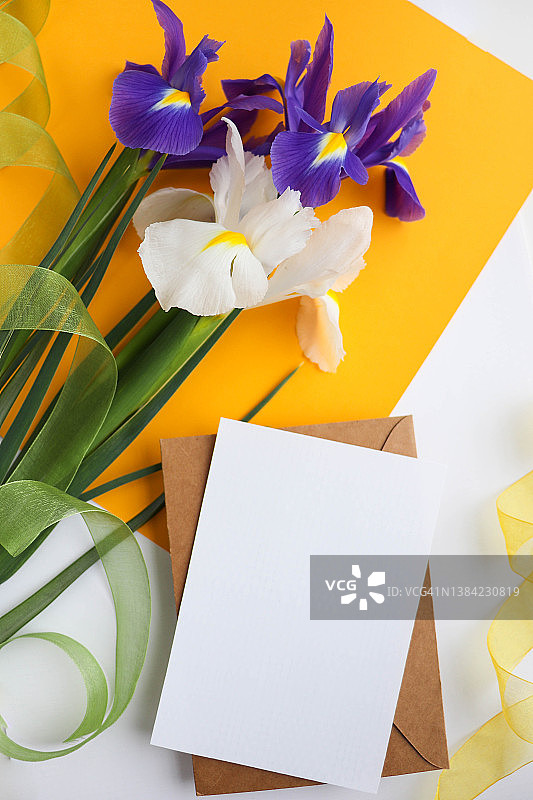 白色背景上的丁香鸢尾花束和文字空间图片素材