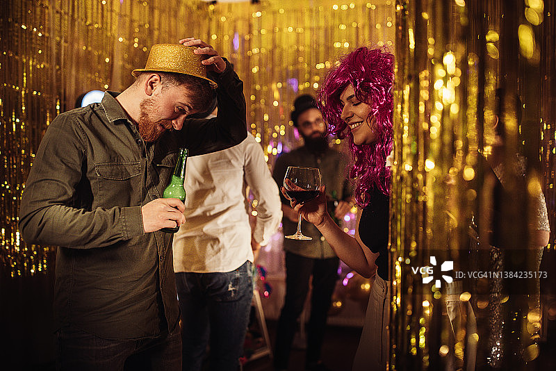 参加派对的情侣图片素材