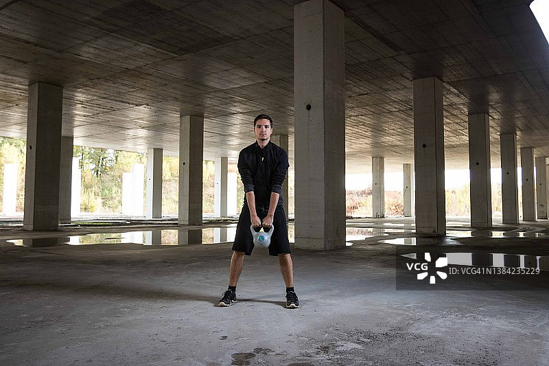 男人在户外用壶铃锻炼图片素材