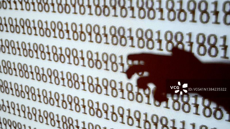 人手和背景中的二进制代码图片素材