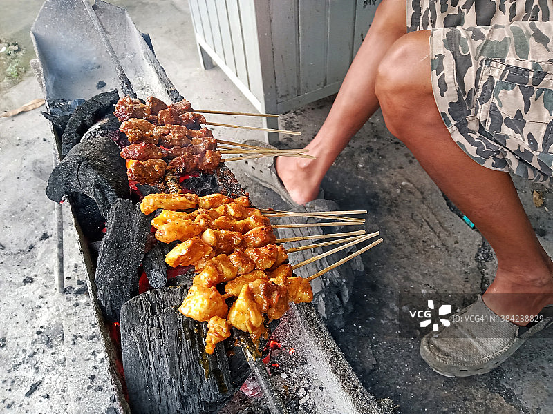 同时烤鸡肉和山羊沙爹图片素材