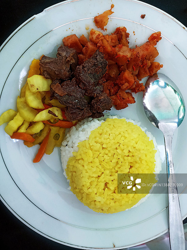 木桌上的一杯咖啡图片素材