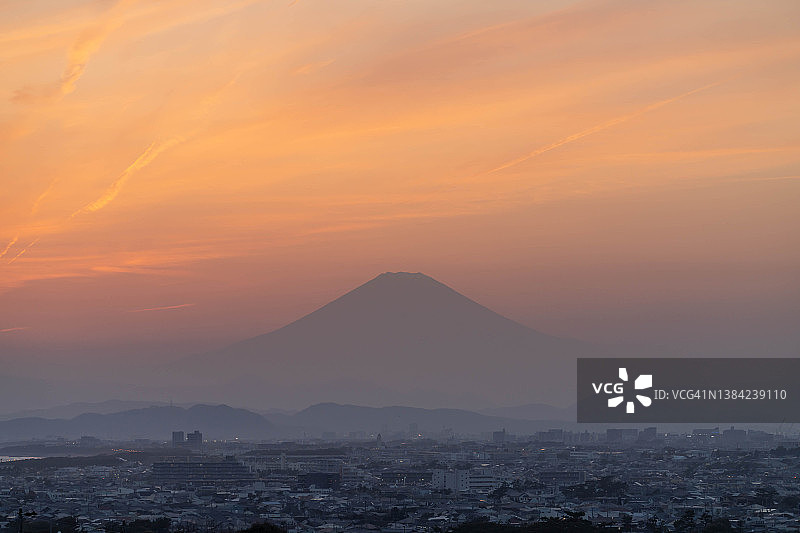 日本神奈川县海边的住宅区与富士山图片素材