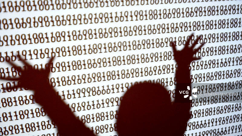 一个人的轮廓接触表面上带有二进制代码的一些数字图片素材