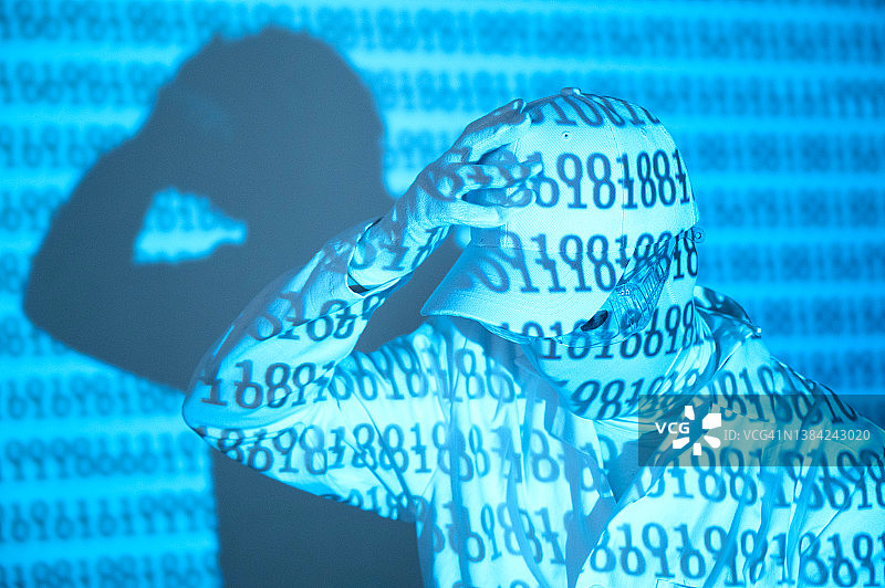 坏消息。戴着帽子的人用手捂着头图片素材