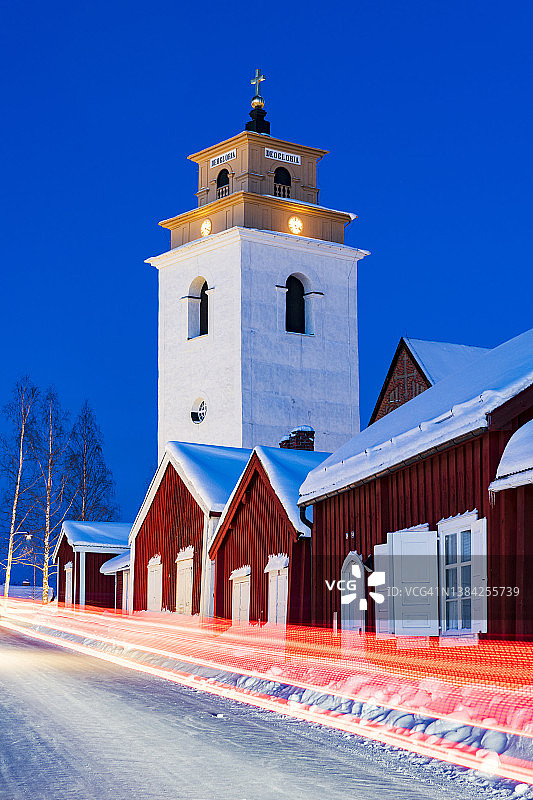 拉普兰，Gammelstad雪地中的汽车轨迹灯光图片素材