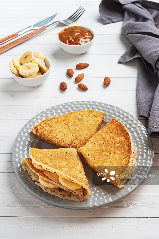 巧克力香蕉馅薄饼，美味早餐图片素材