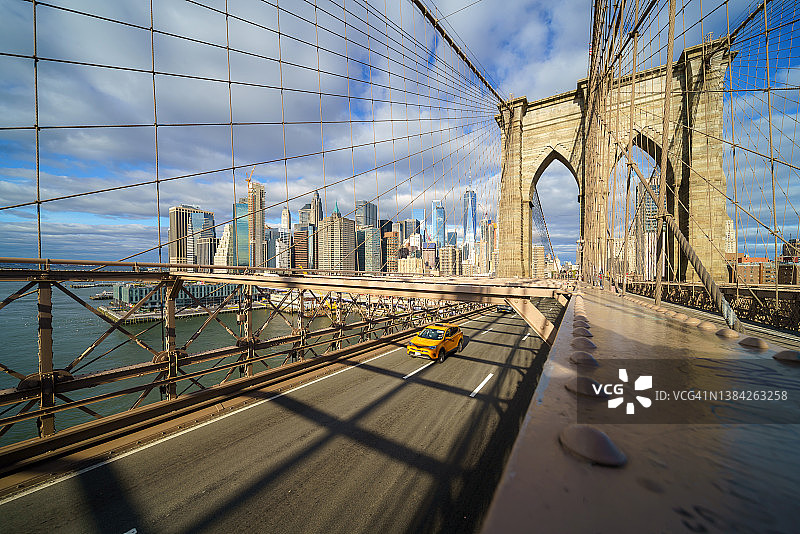 纽约布鲁克林大桥和黄色出租车图片素材