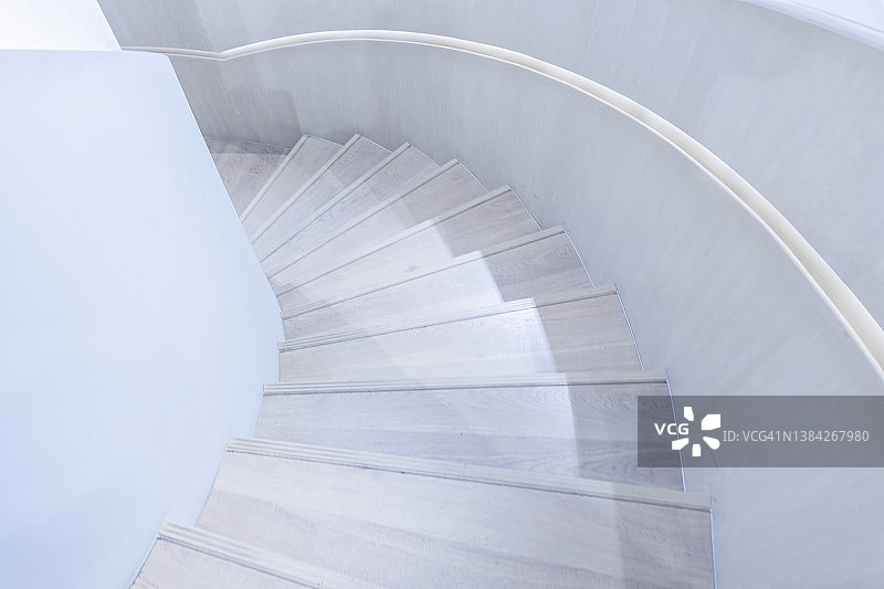 白色旋转楼梯图片素材