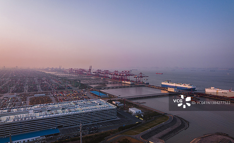 上海外高桥港大型滚装船运输汽车和卡车图片素材