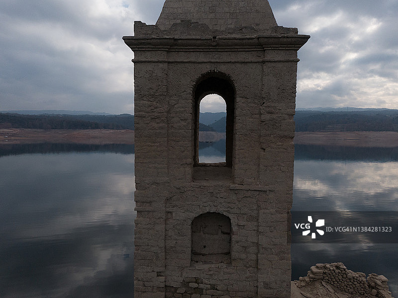 湖中半淹没的钟楼谷物镜头图片素材