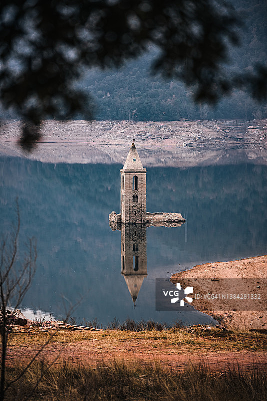湖中半淹没的钟楼谷物镜头图片素材