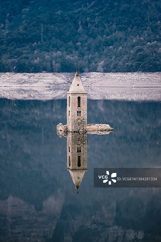 湖中半淹没的钟楼谷物镜头图片素材