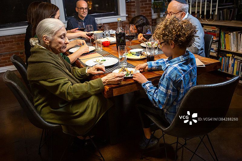 在逾越节家宴上做朝鲜菜图片素材