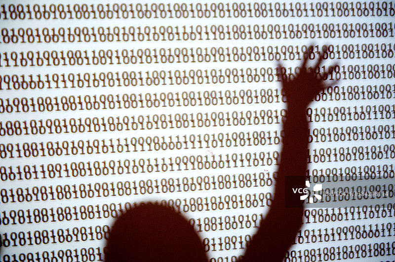 触摸带有二进制代码数字的人图片素材