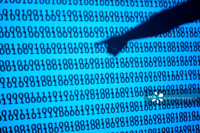 人的食指指向二进制代码数字图片素材