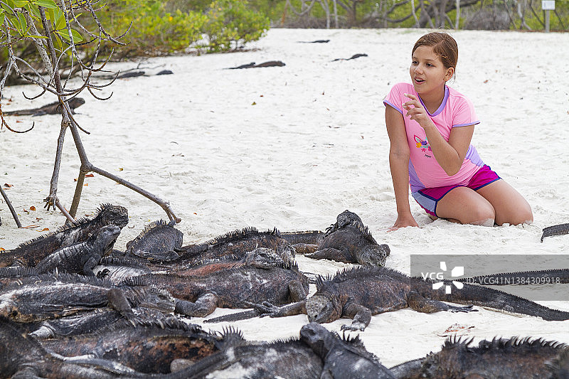 在厄瓜多尔加拉帕戈斯群岛欣赏野生动物的拉丁小女孩图片素材