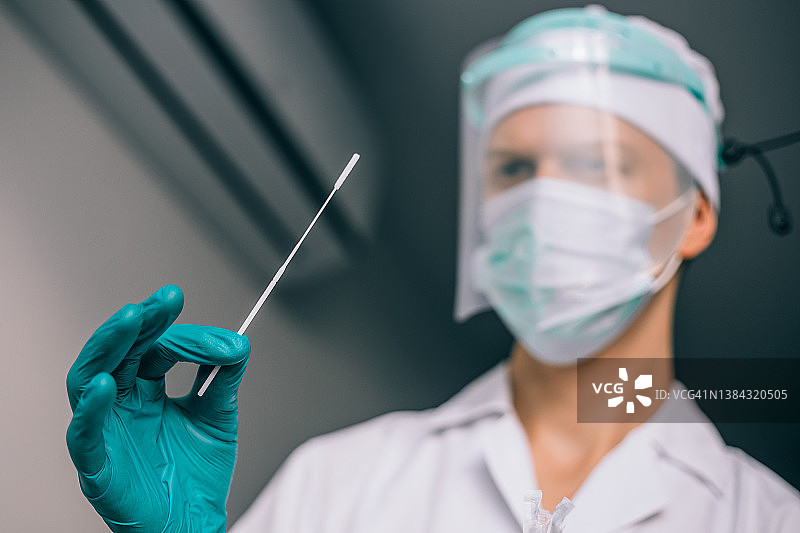 护士进行新冠病毒核酸或快速检测图片素材