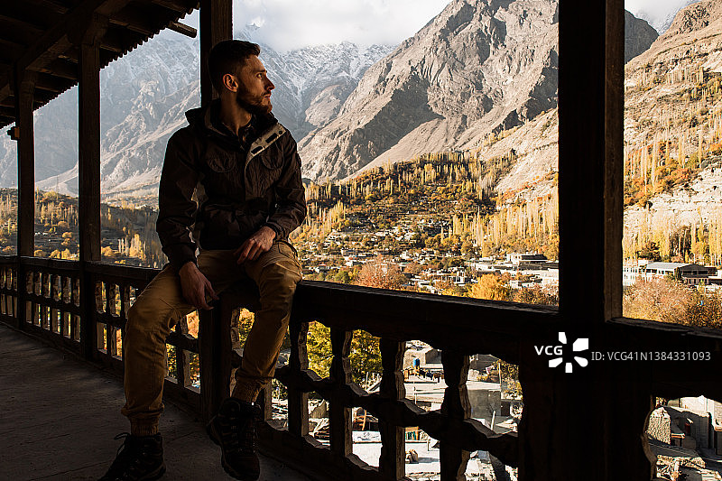 年轻男子在巴基斯坦喜马拉雅山的洪扎山谷享受秋天图片素材