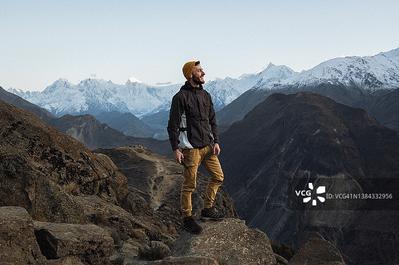 年轻男子在喜马拉雅山脉欣赏日落图片素材