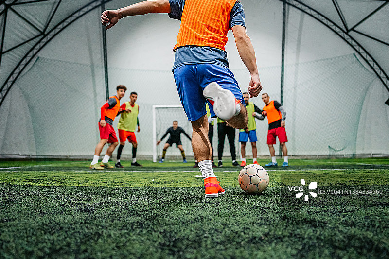 足球运动员踢任意球图片素材