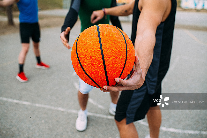 在公园里打篮球的男人特写，一群男人在公园里打篮球图片素材