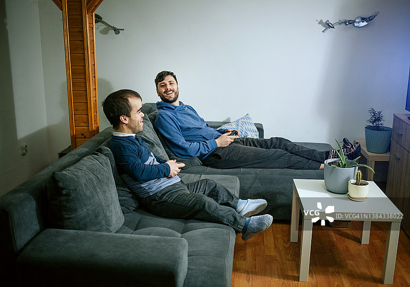 兴奋的朋友们玩电子游戏图片素材